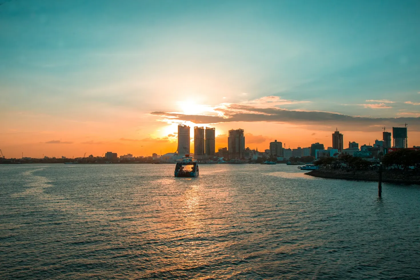 Current time in Dar es Salaam, Tanzania – city skyline